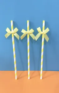 Cannucce di carta a righe gialle e bianche con simpatici fiocchi per feste e decorazioni dolci.