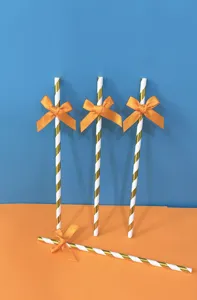Cannucce di carta decorative con fiocchi arancioni per feste, compleanni ed eventi.