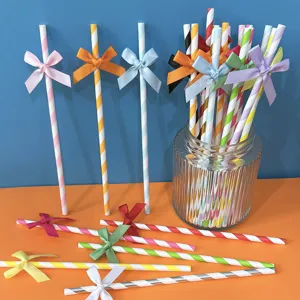 Cannucce di carta a righe colorate con fiocco per decorazioni di feste, compleanni e dessert.