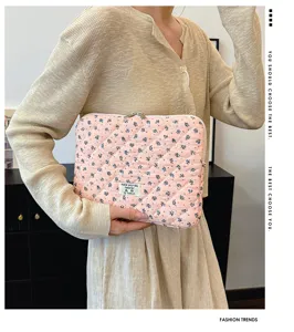 Rosa florale gesteppte Laptoptasche Detail, stylische Schutztasche fuer Tablet und Notebook.