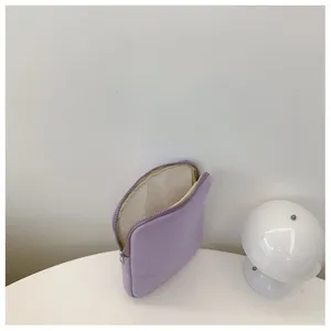 Nahaufnahme einer weichen lavendelfarbener Laptoptasche mit Reißverschluss und Innenfutter.