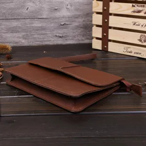 Detalle bolso de mano hombre cuero vintage, cartera de muñeca retro con bolsillo zip.