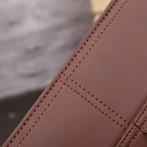 Vista detallada del bolso de mano de cuero para hombre, costuras exquisitas textura.