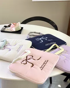 Detailaufnahme der niedlichen gesteppten Schleife bestickten Laptoptasche, tragbare Innentasche.