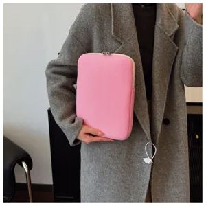 Detailansicht einer weichen rosa Laptoptasche, schlichtes minimalistisches Design für Laptops.
