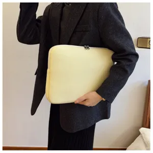 Unifarbene Laptop-Tasche Detailansicht, praktische Schutzhuelle fuer 13-Zoll Notebooks.
