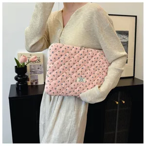 Gesteppte Blumen Laptoptasche 13 Zoll rosa Tablet Schutzhülle asthetische Tasche Detail