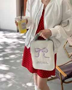 Süße Laptoptasche mit gestickter Schleife und gepolstertem Design, tragbare Aufbewahrung.