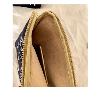 Detailansicht des Reißverschlusses und Futters der gepolsterten Laptoptasche aus Stoff.