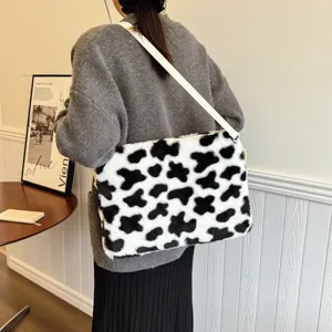 Borsa a tracolla per laptop in morbido peluche maculato, comoda custodia per tablet.