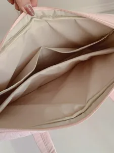 Vue intérieure du sac pour ordinateur portable rose avec de multiples compartiments.