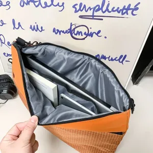 Vue détaillée de l'intérieur de la élégante sacoche pour ordinateur portable 14 pouces.