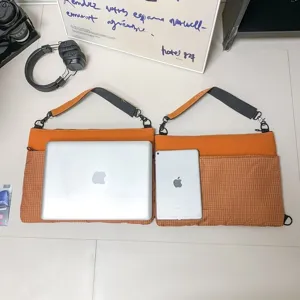 Vue détaillée d'un sac pour ordinateur portable élégant de 14 pouces et housse de tablette.