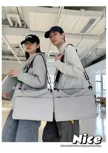 Vue détaillée du sac bandoulière gris pour ordinateur, léger et antichoc pour les trajets.