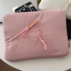 Rosa Schleife 13 Zoll Laptop Hülle, süße minimalistische Tablet Schutzhülle Detailaufnahme.