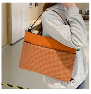 Sac bandoulière pour ordinateur 14 pouces color-block, léger et pratique pour le travail.