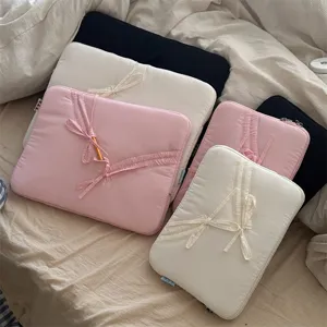 Detaillierte Ansicht der rosafarbenen Schleife Laptoptasche und Schutzhülle für Tabletts.
