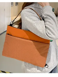 Sac à bandoulière pour ordinateur 14 pouces stylé, grande capacité pour trajets quotidiens.