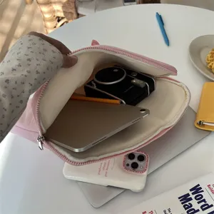 Detailaufnahme der rosa Laptoptasche, minimalistisch und niedlich fuer 13 Zoll Geraete.