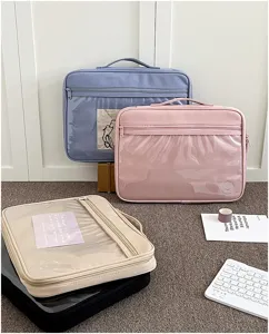 Funda transparente minimalista para ordenador portatil y bolsa de almacenaje para tablet.