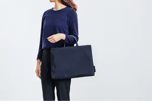 Detailansicht der schwarzen Business Laptoptasche mit professionellem Design und Stauraum.