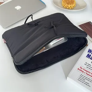 Schutzhülle für 13-Zoll-Laptop mit Schleife, minimalistische schwarze gesteppte Tablettasche.