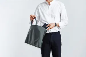 Nahaufnahme einer dunklen grauen Business Laptoptasche aus leichtem Oxford Stoff Material.