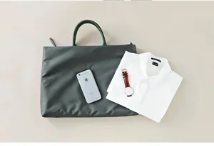 Dunkelgrüne Business Laptoptasche Detailansicht, eleganter Griff und Reißverschluss.