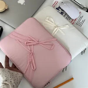 Detailansicht der niedlichen rosa Schleife Laptoptasche, ästhetische 13 Zoll Computertasche.