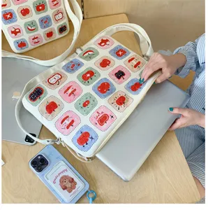 Vista di dettaglio della custodia per laptop e iPad con stampa di illustrazioni carine in stile.