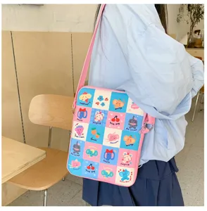 Vista dettagliata di una graziosa borsa a tracolla per tablet in stile coreano con stampe.