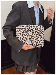 Detailansicht der Leo Print Laptoptasche, gesteppte Tablettasche mit Reißverschluss.