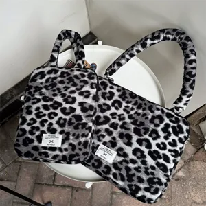 Borsa per laptop in peluche leopardato nero e bianco, custodia morbida con manico.