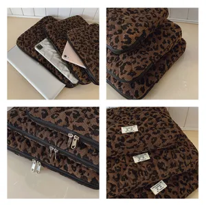 Leopardenmuster Cord Laptoptasche Detailansicht mit Textur, Reißverschlüssen und genähten Etiketten.