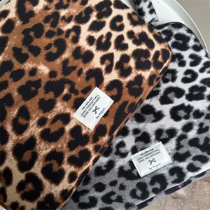 Dettaglio custodia per laptop con stampa leopardata stile coreano, tasca morbida.