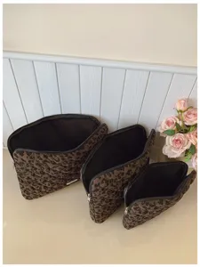 Detailansicht der gesteppten Laptoptasche mit Leopardenmuster in drei verschiedenen Groessen.