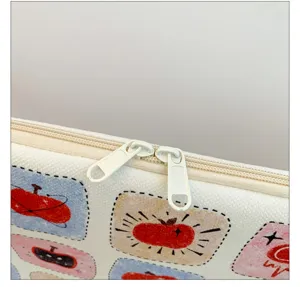Primo piano dettagliato della cerniera della custodia per laptop e del tessuto.