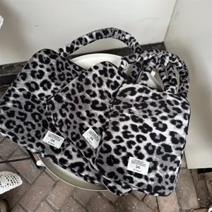 Borsa per laptop maculata grigia con manico in peluche, custodia elegante per tablet.