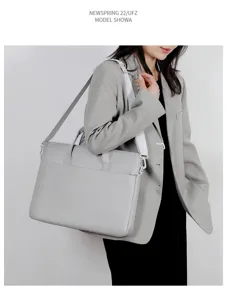 Sacoche pour ordinateur portable gris clair avec bandouliere pour femme travail bureau.