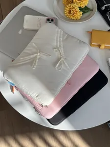 Ästhetische gepolsterte 13 Zoll Laptoptasche mit süßem Schleifendesign für Tablets.