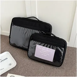 Bolsa de protección transparente negra minimalista para portátil con asa de transporte.
