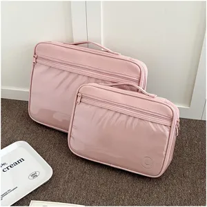 Detalle de funda para portátil rosa transparente con cremalleras dobles y ventana clara.