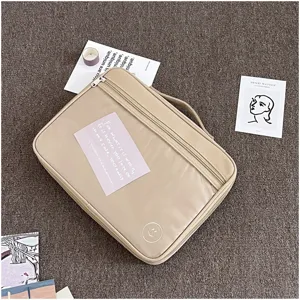Bolsa organizadora de tableta beige minimalista con asa y bolsillo transparente.