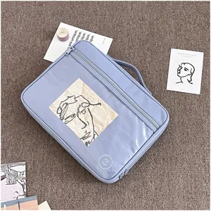 Vista detallada de funda para tableta azul claro con bolsillo transparente y asa.