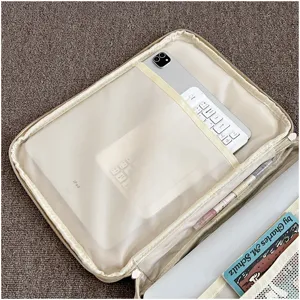 Funda organizadora de tablet en beige con bolsillos de malla transparente para accesorios.
