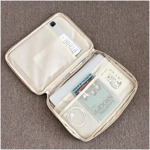 Bolsa organizadora beige minimalista para ordenador portátil con bolsillos de malla.