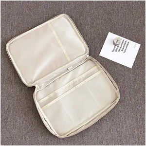 Bolso de almacenamiento interior para tablet beige con bolsillos de malla y bandas elásticas.
