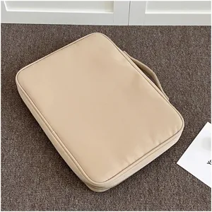 Vista detallada de funda para portátil beige minimalista, textura suave y cremallera.