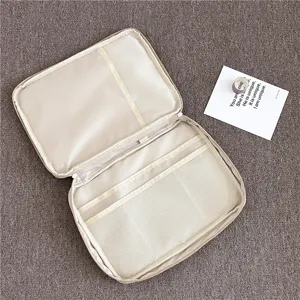 Bolsa minimalista para tablet con múltiples compartimentos prácticos para accesorios diarios.