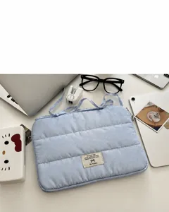 Fundas para portátil acolchadas de rayas azules con lazos y tabla de tallas para varios modelos.